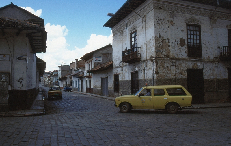 613_Cuenca, straatbeeld met taxi.jpg